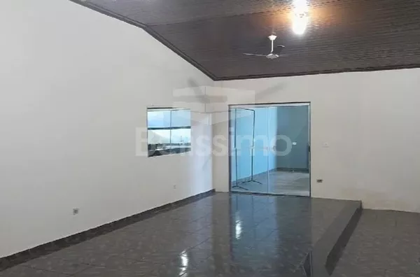 Casa com excelente localização 5 minutos do centro, á 100 mts da Lagoa maior, casa de 2 quartos, sendo 1 suíte, 01(uma) sala de TV, 01 (uma), 01 (uma) cozinha com armários planejados, 01 (uma) área de serviço coberta, 01 (um) banheiro e com garagem para 1