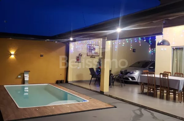 Belíssima casa no bairro Parque São Carlos , Casa contendo: 03 Quartos, sendo 2 suítes, 04 banheiros, cozinha, sala de TV, área gourmet, lavanderia coberta e garagem para 3 carros.