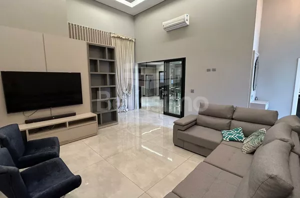 Casa com excelente localização no Condomínio Portal das Águas. Casa com 03(Três) quartos, sendo todos suíte, 01(uma) sala de TV,  01(uma) cozinha com área gourmet, 04(quatro) banheiros, 01(uma) área de serviço coberta e com garagem para 2 carros, piscina 