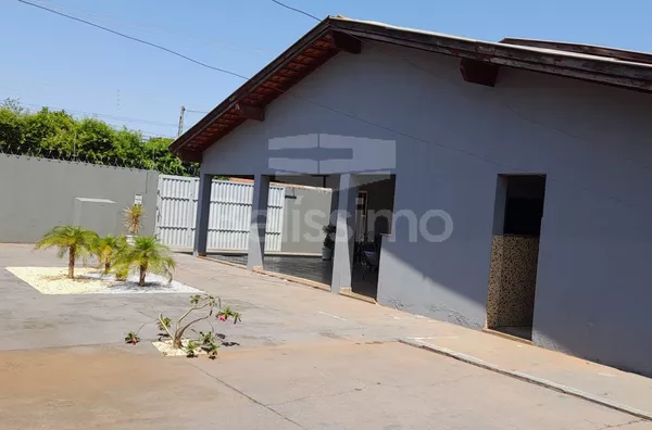 Casa com excelente localização 10 minutos do centro. Casa com 03(três) quartos, sendo 1 suíte, 01(uma) sala de TV ampla, 01 (uma) cozinha, 02 (dois) banheiros, 01 (uma) área de serviço coberta e com garagem para 3 carros.   Área Construída:370m²  Área Tot