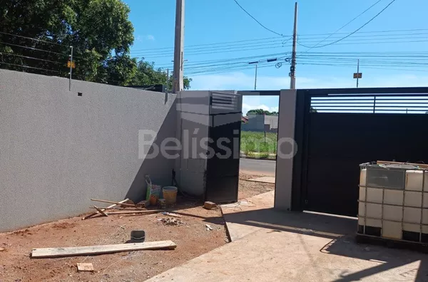 Casa com excelente localização no Santos Dumont.  Casa Contendo:  03 (Três) Quartos, sendo 01 (Uma) Suíte, 01 (Uma) Sala com pé direito amplo, 01 (Uma) Cozinha, 02 (Dois) Banheiros, 01 (Uma) Área de serviço coberta, Garagem para 02 carros