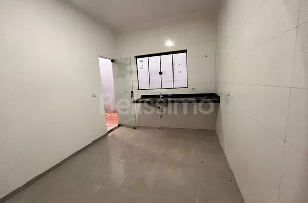 Casa com excelente localização 10 minutos do centro. Casa com 02 (dois) quartos, sendo 01 (um) suíte, 02 (dois) banheiros, 01 (uma) sala de estar, 01 (uma) cozinha, 01 (uma) lavanderia e garagem para 2 carro. 