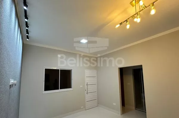 Casa localizada no Bairro Paranapungá, com 02(dois) Quartos, sendo uma suíte, 01(uma) Sala de TV, 01(jardim de inverno), 01(uma) cozinha, 02(dois) Banheiros, Lavanderia coberta, Garagem para 02 Veículos,