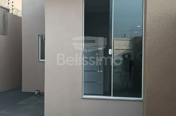 Casa com excelente localização. Casa com 02 (dois) quartos, sendo 01 (uma) suíte, 02 (dois) banheiros, 01 (uma) sala de estar, 01 (uma) cozinha, 01 (uma) lavanderia e garagem para 2 carro.