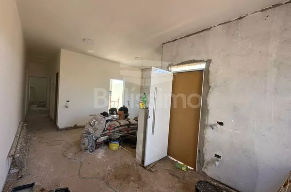 Ótima oportunidade no Loteamento Santa Helena. Casa de 2 quartos, sendo 1 suíte, 01(uma) sala, 01 (uma) cozinha, 01 (uma) área de serviço e 02 (dois) banheiros e garagem para 2 carros.