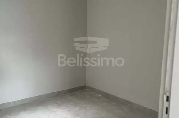 Casa com excelente localização 10 minutos do centro. Casa com 02 (dois) quartos, sendo 01 (um) suíte, 02 (dois) banheiros, 01 (uma) sala de estar, 01 (uma) cozinha, 01 (uma) lavanderia, com garagem