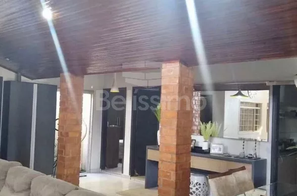 Casa com excelente localização 10 minutos do centro. Casa com 03(Três) quartos, sendo 1 suíte, 01(uma) sala de TV, 01(uma) sala de jantar, 01(uma) cozinha com planejados, 03(três) banheiros, dois com armários planejados, 01(uma) área de serviço coberta,  