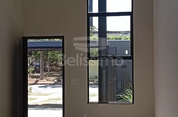 Excelente Imóvel localizado no bairro Santos Dumont. Casa contendo: 02 (Dois) Quartos, sendo 01 suíte, 02 (Dois) Banheiros ,Cozinha, Sala, Lavanderia coberta, Área gourmet, Garagem  P/ 1Carro.