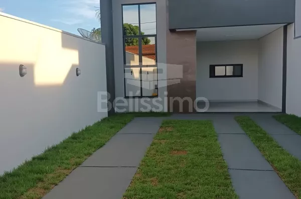 Casa com excelente localização no Jardim Ipacarai. Casa Contendo:  02 (Dois) Quartos, sendo 01 (Uma) Suíte, 01 (Uma) Sala com pé direito amplo, 01 (Uma) Cozinha integrada, 02 (Dois) Banheiros, 01 (Uma) Área de serviço coberta, Garagem para 02 carros