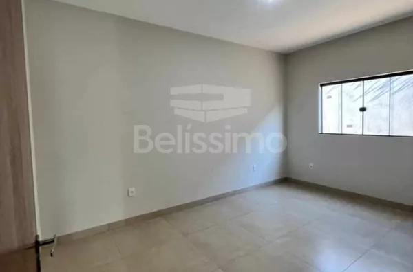 Casa localizada em Três Lagoas M/S, no bairro Santa Júlia, com acabamento de qualidade contendo os seguintes cômodos: 2(dois) quartos, 01 (um) banheiro social, 01 (uma) cozinha, 01 uma) sala TV. 1(uma) lavanderia coberta, garagem  para 2 carros.  Construç