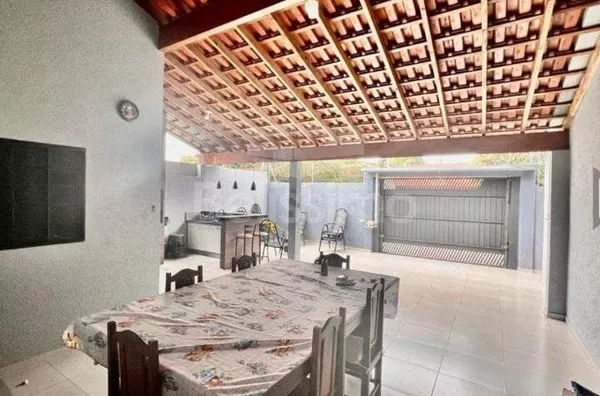 Casa bem localizada, no bairro Vila Nova. Casa contendo 03 (três) quartos, sendo 01 suíte, 02 (dois) banheiros, 02 (duas) salas, cozinha, lavanderia coberta, placa de energia solar, área gourmet e garagem para 2 carros. 