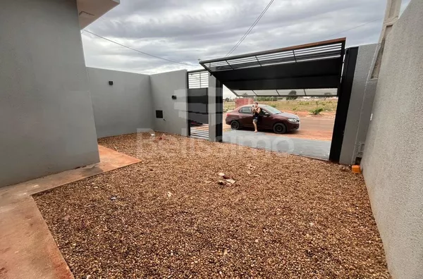 Casa com excelente localização 10 minutos do centro. Casa com 02 (dois) quartos, sendo 01 (um) suíte, 02 (dois) banheiros, 01 (uma) sala de estar, 01 (uma) cozinha, 01 (um) hall, 01 (uma) lavanderia e com garagem para 2 carro. 