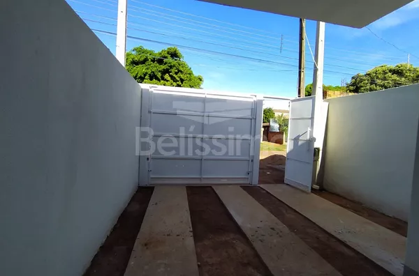 Casa com excelente localização 12 minutos do centro. Casa de 2 quartos, sendo 1 suíte, 01(uma) sala de TV, 01 (uma) cozinha com planejados , 01 (uma) área de serviço coberto e 02 (dois) banheiros e com garagem para 1 carro.  Área construída 73 m²  Área to