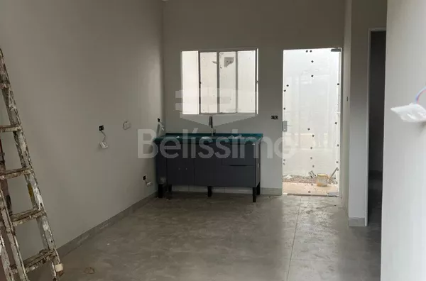 Casa com excelente localização 10 minutos do centro. Casa com 02 (dois) quartos, sendo 01 (um) suíte, 02 (dois) banheiros, 01 (uma) sala de estar, 01 (uma) cozinha, 01 (uma) lavanderia, com garagem