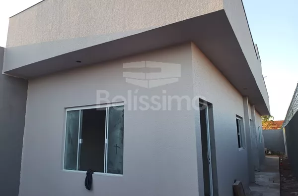 Casa localizada no bairro Parque São Carlos. Contendo 2 (dois) quartos, sendo 01 (um) suíte, 02 (dois) banheiros, 01 (uma) sala de estar, 01 (uma) cozinha, 01 (uma) lavanderia e com garagem para 2 carro. 