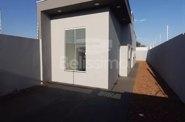 Casa com excelente localização no Bela Vista da Lagoa. Casa Contendo: 03 (Três) Quartos, sendo 01 (Uma) Suíte, 01 (Uma) Sala com pé direito amplo, 01 (Uma) Cozinha, 3 (três) Banheiros, 01 (Uma) Área de serviço coberta, Garagem para 02 carros