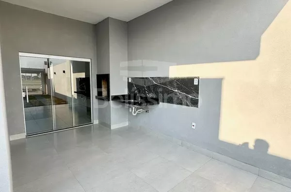 Ótima oportunidade no Loteamento Santa Helena. Casa de 3 quartos, sendo 1 suíte com closet e jardim privativo, 01(uma) sala com pé direito alto, 01 (uma) cozinha, churrasqueira, 01 (uma) área de serviço coberta e 02 (dois) banheiros e garagem para 2 carro