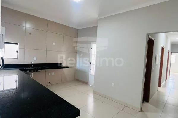 Casa com excelente localização 10 minutos do centro. Casa com 03 (três) quartos, sendo 01 (um) suíte, 02 (dois) banheiros, 01 (uma) sala de estar, 01 (uma) cozinha, 01 (uma) lavanderia e com garagem para 2 carro. 