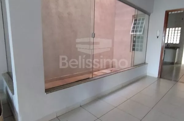 Casa com excelente localização 10 minutos do centro. Casa de 3 quartos, sendo 1 suíte, 01(uma) sala de TV, 01 (uma) sala de jantar,01 (uma) cozinha,  área de serviço coberta, 03 (três) banheiros, com garagem coberta para 2 carros, garagem descoberta cabem