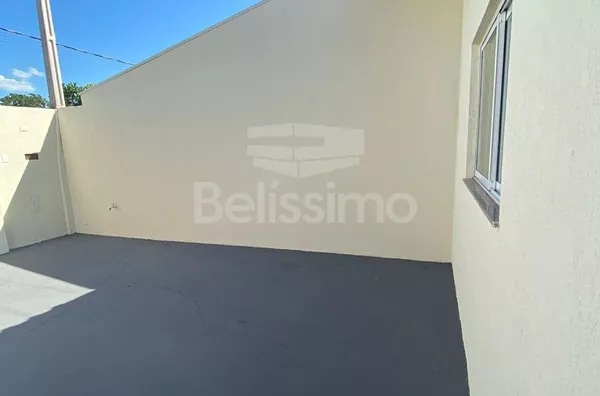 Casa com excelente localização no Quinta da Lagoa.  Casa Contendo: 03 (Três) Quartos, sendo 01 (um) suíte, 01 (uma) Sala de TV, 01 (uma) Cozinha, 02 (dois) Banheiros, 01 (uma) Área de serviço coberta, Garagem para 2 carros