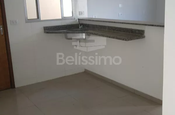 Casa localizada no Bairro Mais Parque, com 02(dois) Quartos, sendo uma suíte, 01(uma) Sala de TV, 01(jardim de inverno), 01(uma) cozinha, 02(dois)  Banheiros, Lavanderia coberta,  Garagem para 02 Veículos, Portão Eletrônico. 