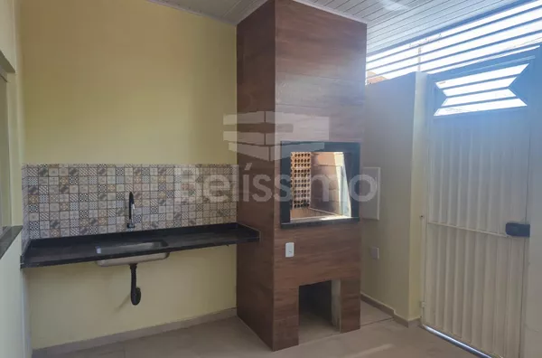 Casa bem localizada, no Jardim Planalto. Casa contendo 03 (três) quartos, sendo 01 suíte, 02 (dois) banheiros, sala, cozinha, lavanderia, área gourmet e garagem.