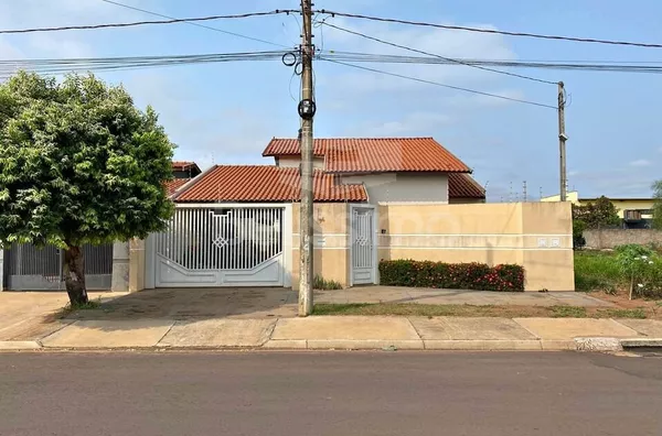 Casas localizadas no Bairro Jardim Morumbi, á 450 metros do shopping, Casa 01 (Sendo a principal) contendo  02(dois) Quartos, 01(uma) Sala de TV, 01(uma) sala de jantar, 01(uma) Cozinha americana , 01 (um)  Banheiro com planejado, Varanda com churrasqueir