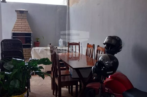 Ótima oportunidade no bairro Jd. Santo André. Casa de 02 (dois) quartos, 01 (um) banheiro, 01(uma) sala, 01 (uma) cozinha, 01 (uma) área de serviço coberta e garagem para 1 carro.