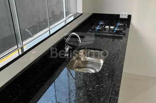 Casa localizada no bairro Jardim Guaporé, com 02(Dois) quarto(s), 1(Uma) sala, 1 (Uma) cozinha, 1(Um) banheiro, 1(Uma) lavanderia e garagem para 1(Um) carro.