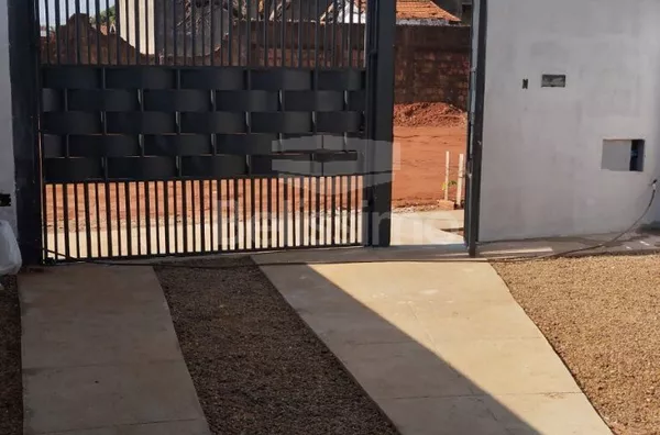 Casa com excelente localização. Casa com 02 (dois) quartos, 01 (um) banheiro, 01 (uma) sala de estar, 01 (uma) cozinha, 01 (uma) lavanderia e garagem para 2 carro.