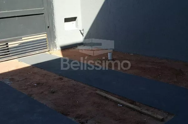 Casa com excelente localização 10 minutos do centro. Casa de 2 quartos, sendo 1 suíte, 01(uma) sala de TV, 01 (uma) cozinha, 01 (uma) área de serviço coberta, 02 (dois) banheiros e com garagem para 2 carros.  Terreno: 200m²  Construção: 55,62m ²