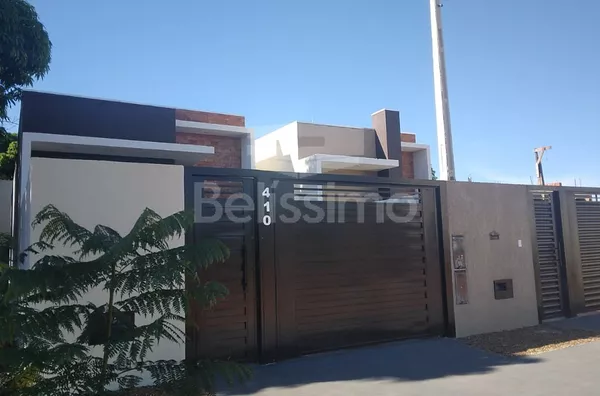 Casa com excelente localização 10 minutos do centro. Casa de 3 quartos, sendo 1 suíte com closet, 01(uma) sala de TV, 01 (uma) cozinha, 01 (uma) área de serviço e 02 (dois) banheiros e com garagem coberta para 2 carros. Móveis planejados na cozinha.  Área