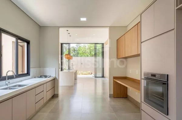 Casa com excelente localização no Condomínio Quarta Lagoa Eco Residence. Casa com 03(Três) quartos, sendo todos suíte, 01(uma) sala de TV,  01(uma) cozinha com área gourmet, 04(quatro) banheiros, 01(uma) área de serviço coberta e com garagem para 2 carros