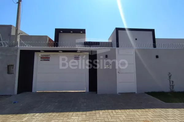 Linda Casa com excelente localização, 10 minutos do centro, Contendo 03(três) quartos, sendo uma suíte, 01(uma) sala de TV ampla,  01(uma) cozinha, 02(dois) banheiros, 01(uma) área de serviço coberta e com garagem para 2 carros.   Área Construída: 85,73m²