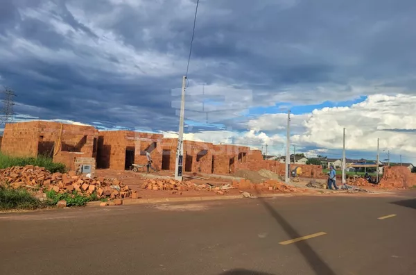 Casa com excelente localização. Casa de 2 quartos,  01(uma) sala de TV, 01 (uma) cozinha, (01) banheiro, 01 (uma) área de serviço coberta e garagem para 1 carro.