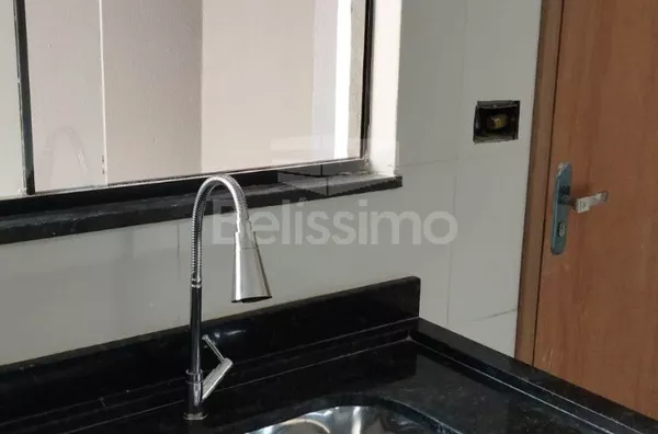 Casa com excelente localização. Casa com 02 (dois) quartos, 01 (um) banheiro, 01 (uma) sala de estar, 01 (uma) cozinha, 01 (uma) lavanderia e garagem para 2 carro.