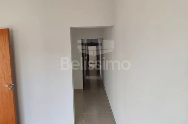 Linda casa, localizada em Três Lagoas M/S, no bairro Parque São Carlos, dez  minutos do centro da cidade! Com acabamento de qualidade, contendo os seguintes cômodos: 03(três) quartos, sendo uma suíte, 02 banheiros, 01 (uma) cozinha, 01 uma) sala TV. 1(uma