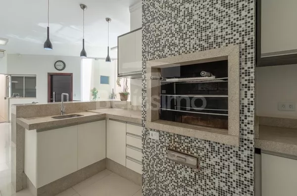 Casa com excelente localização no Jardim Dos Ipês I.  Moveis planejado em todo o imóvel, toda mobilhada (Eletros domésticos não estão incluso), ar-condicionado em todos os cômodos.