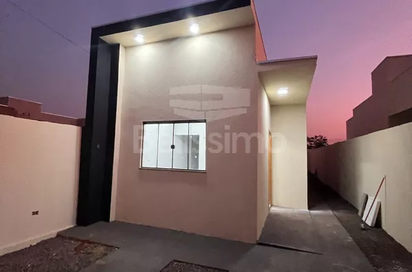 Casa no bairro Mais Parque. Casa com 02 (dois) quartos, sendo 01 (um) suíte, 02 (dois) banheiros, 01 (uma) sala de estar, 01 (uma) cozinha, 01 (uma) lavanderia e com garagem para 2 carro.