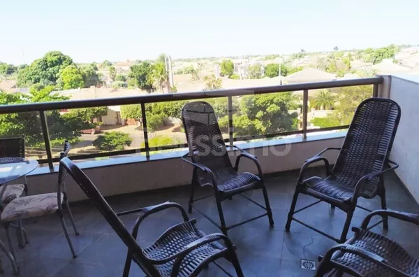 EXCELENTE OPORTUNIDADE. Apartamento no Centro, com 3 quartos, sendo (01) suíte com sacada, 2 quartos (um com sacada) banheiro social, lavabo, 01(uma) sala de TV ampla, sala de jantar, sacada ampla, , 01 (uma) cozinha ampla com planejados, 01 (uma) lavande