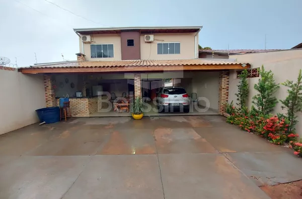 Sobrado a venda , conta com 4 (quatro) dormitório, + 01 (uma) suíte, 03(três) banheiros, cozinha planejada, sala, área gourmet  com churrasqueira de tijolinho a vista e garagem para 2 carros.