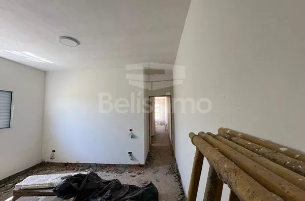 Ótima oportunidade no Loteamento Santa Helena. Casa de 2 quartos, sendo 1 suíte, 01(uma) sala, 01 (uma) cozinha, 01 (uma) área de serviço e 02 (dois) banheiros e garagem para 2 carros.