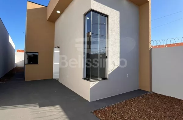 Casa com excelente localização 10 minutos do centro. Casa com 03 (três) quartos, sendo 01 (um) suíte, 02 (dois) banheiros, 01 (uma) sala de estar, 01 (uma) cozinha, 01 (uma) lavanderia e com garagem para 2 carro. 