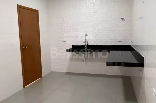 Casa com excelente localização no Mais Parque. Casa Contendo: 03 (Três) Quartos, sendo 01 (Uma) Suíte, 01 (Uma) Sala com pé direito amplo, 01 (Uma) Cozinha, 02 (Dois) Banheiros, 01 (Uma) Área de serviço coberta, Garagem para 02 carros