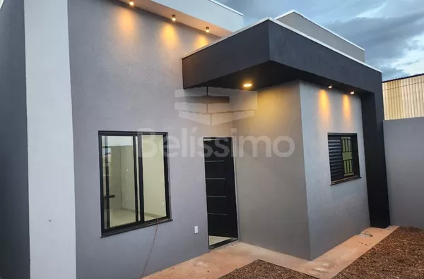 Linda casa no bairro Quinta da Lagoa, casa bem localizada. Casa contendo, 2 (Dois) Quartos, sendo 1 (Uma) suíte, 2 (Dois) Banheiros, Sala de TV, Cozinha, Lavanderia coberta e garagem para 01 carro.