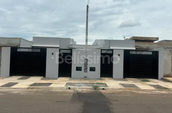 Casa localizada no bairro Mais Parque. Casa de 2 quartos sendo 1 (uma) suíte, 01(uma) sala de TV, 01 (uma) cozinha com ⁠Cooktop de 04 bocas , (02) banheiros com box, 01 (uma) área de serviço coberta e garagem para 2 carros.