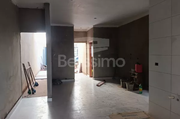 Casa com excelente localização 10 minutos do centro. Casa com 02 (dois) quartos, sendo os dois suíte, 02 (dois) banheiros e 1 (Um) Lavabo, 01 (uma) sala de estar, 01 (uma) cozinha, 01 (uma) lavanderia e com garagem para 2 carro. 