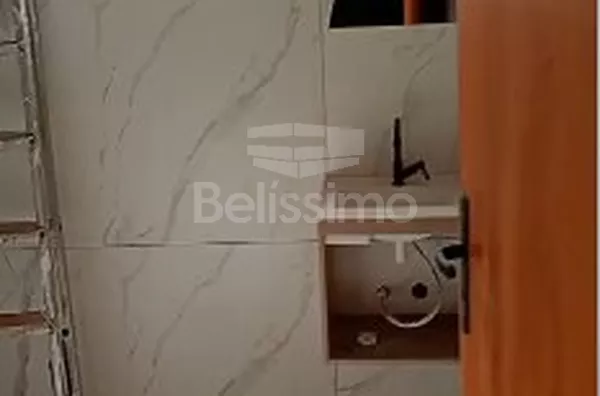 Casa com excelente localização no Loteamento OT. Casa de 2 quartos,  01(uma) sala de TV, 01 (uma) cozinha, (01) banheiro, 01 (uma) área de serviço coberta e garagem para 1 carro.