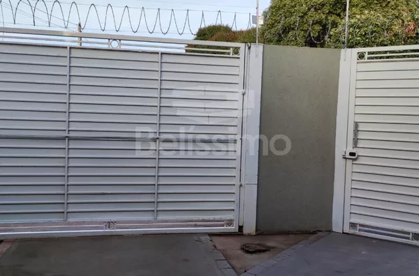 Linda Casa com excelente localização, 10 minutos do centro, Contendo 02(dois) quartos, sendo um com guarda-roupa embutido, 01(uma) sala com  01(uma) cozinha integrada e planejados, 01(um) banheiro, Ar-condicionado nos quartos e na sala, varanda ampla e co