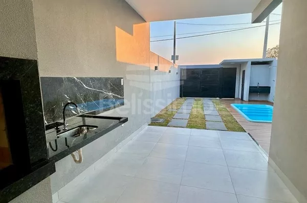 Ótima oportunidade no Loteamento Santa Helena. Casa de 3 quartos, sendo 1 suíte com closet e jardim privativo, 01(uma) sala com pé direito alto, 01 (uma) cozinha, churrasqueira, 01 (uma) área de serviço coberta e 02 (dois) banheiros e garagem para 2 carro